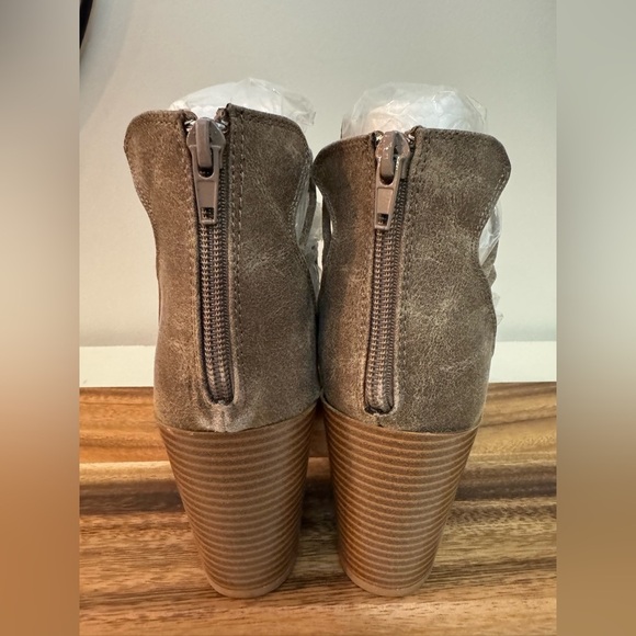 Quipid Gladiator Sandal Size 10 Peep Toe Bootie block Heel New in Box - Picture 5 of 12